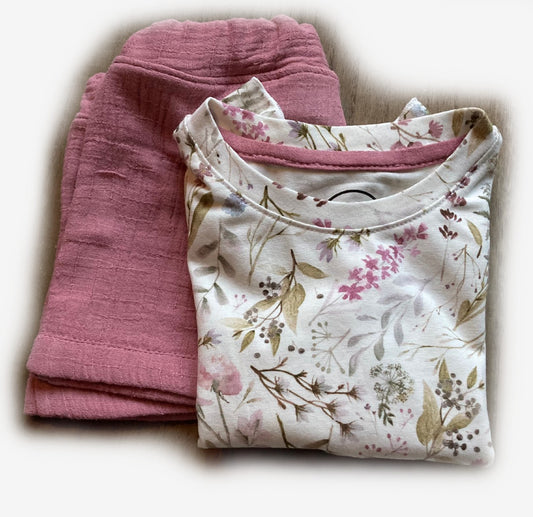 Tshirt Natuurbloem. Mooi gebloemd meisjes tshirt met ruffle. Webshop Cuteez, hier gecombineerd met short hydrofiel roze.