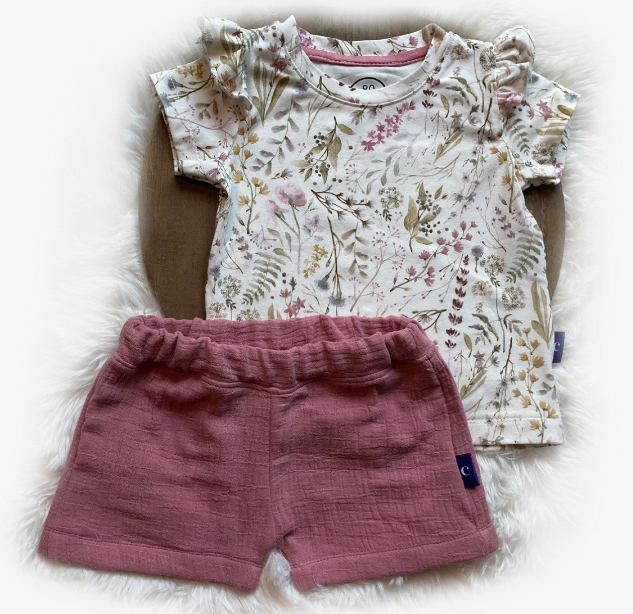 Tshirt Natuurbloem. Mooi gebloemd meisjes tshirt met ruffle. Webshop Cuteez, hier gecombineerd met short hydrofiel roze.