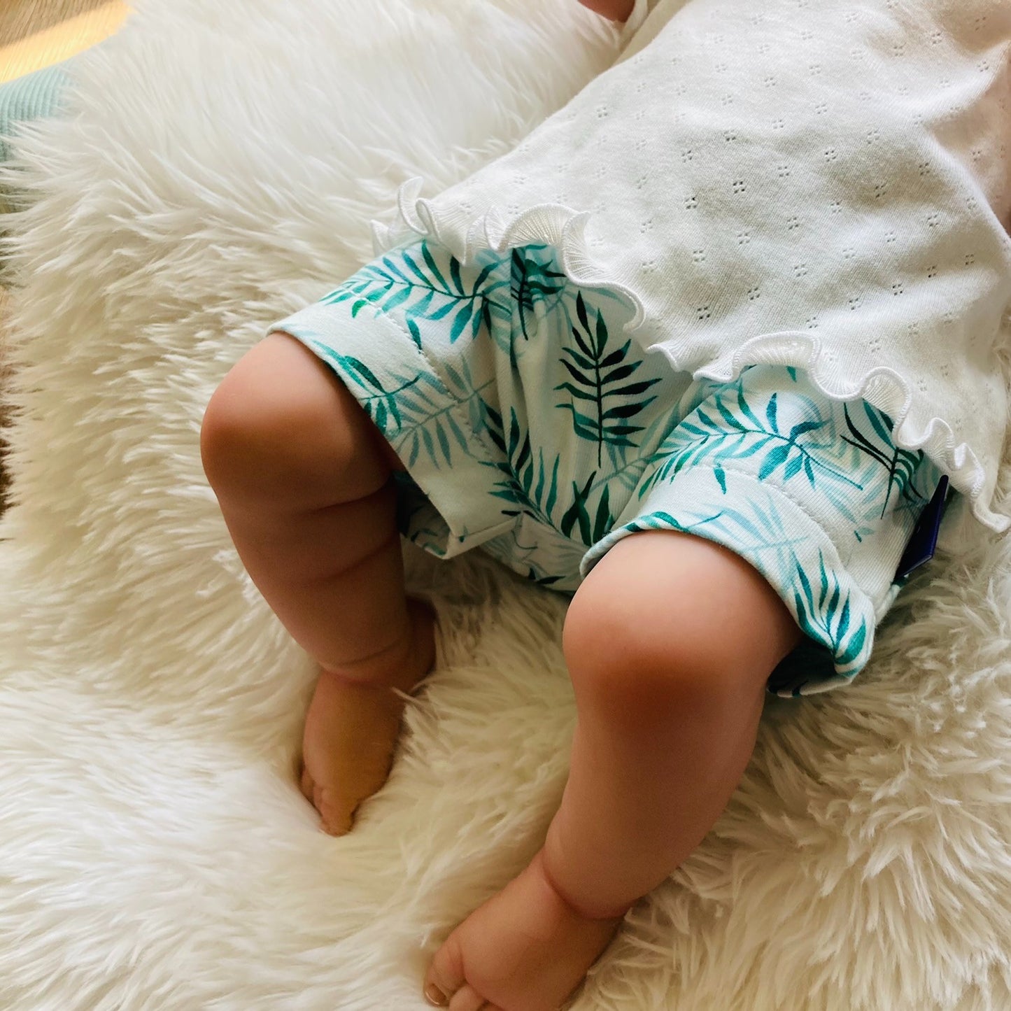 Rolzoom detail van Tshirt Wit ajour; handgemaakte duurzame baby- en kinderkleding. Stijlvolle ajourtricot met rolzoompjes van kinderkledingwebshop Cuteez.