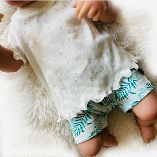 Babybroekje Groen blaadje; handgemaakte duurzame babykleding zomer leuke meisjeskleding van webshop Cuteez, hier gecombineerd met Tshirt Wit ajour.