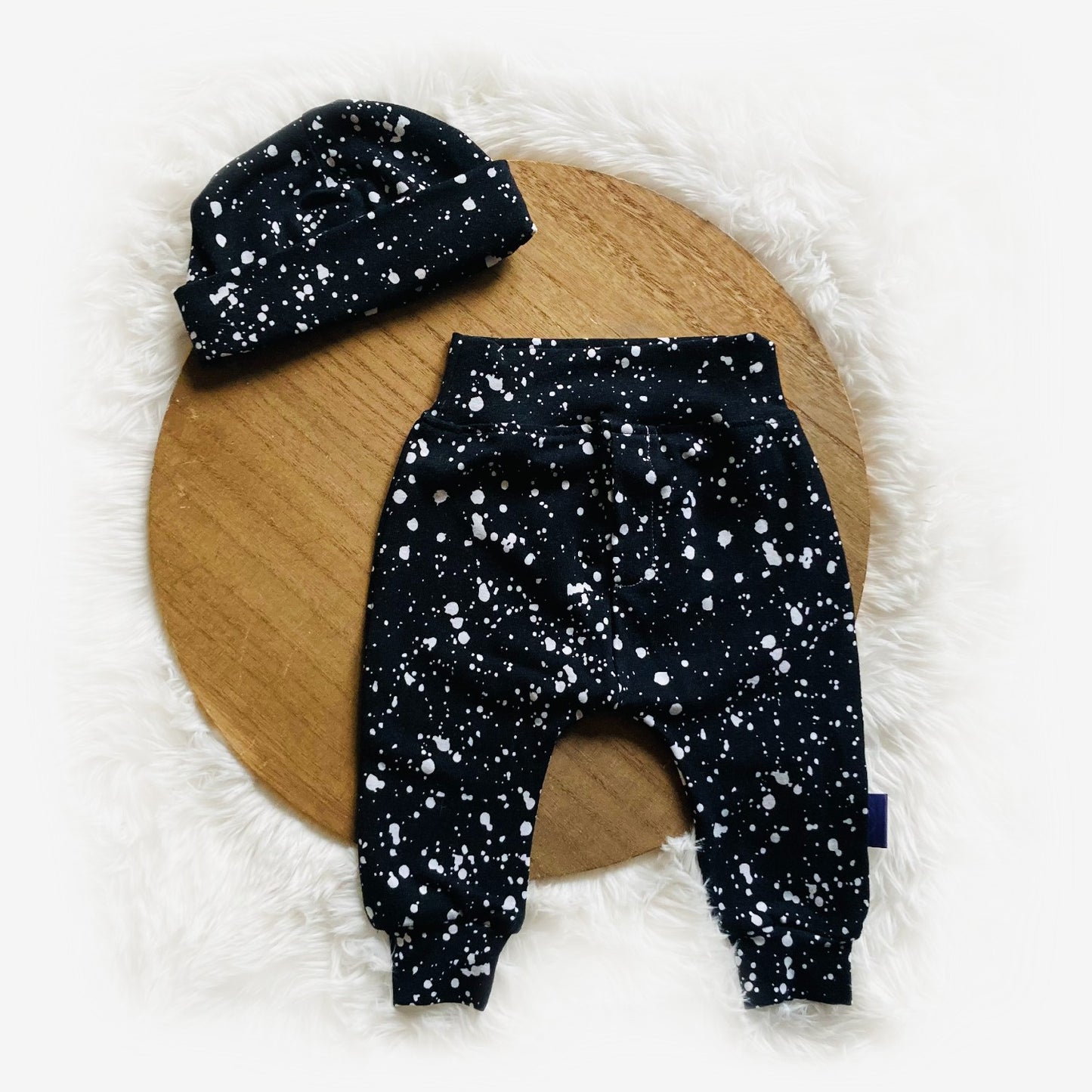 Tweedelige babyset Zwarte spetter. Duurzame handgemaakte babykleding van webshop Cuteez
