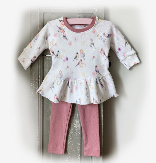 Sfeerfoto van Tweedelige meisjes set Norah handgemaakte babykleding webshop Cuteez