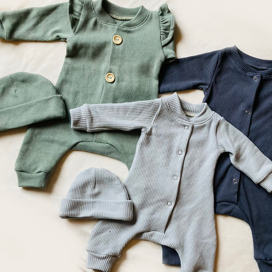 Set van gebreide babykleding in lichtgrijs, groen en donkerblauw, inclusief bijpassende mutsen. Perfect voor jongens en meisjes.
