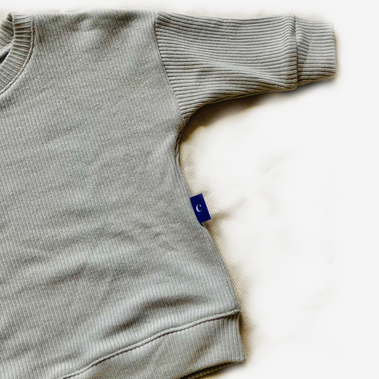 Grijze Trui Dolman van zacht gebreide katoen, unisex en comfortabel. Handgemaakte baby- en peutertrui voor een warme en stijlvolle outfit.