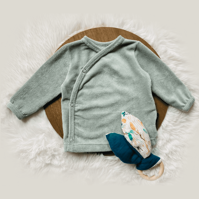 Overslagtruitje zachte grijsgroene babyrib. Mt 38 104. Handgemaakte kinderkleding