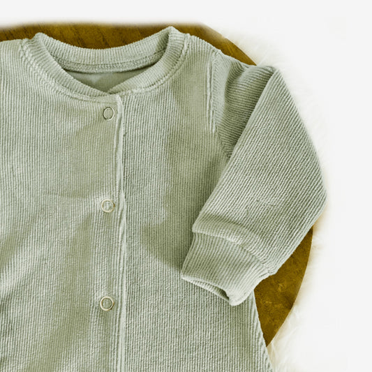 Detail van Zacht grijsgroen babypakje boxpakje. Duurzame handgemaakte kinderkleding van kinderkleding webshop Cuteez