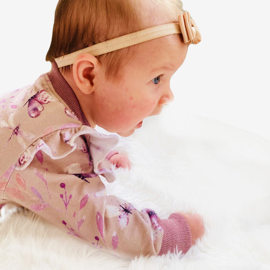Duurzaam babypakje Vlinder met zachte tricot stof en schattige ruches op de schouders. Verkrijgbaar in maat 48-68 bij kinderkleding webshop Cuteez.