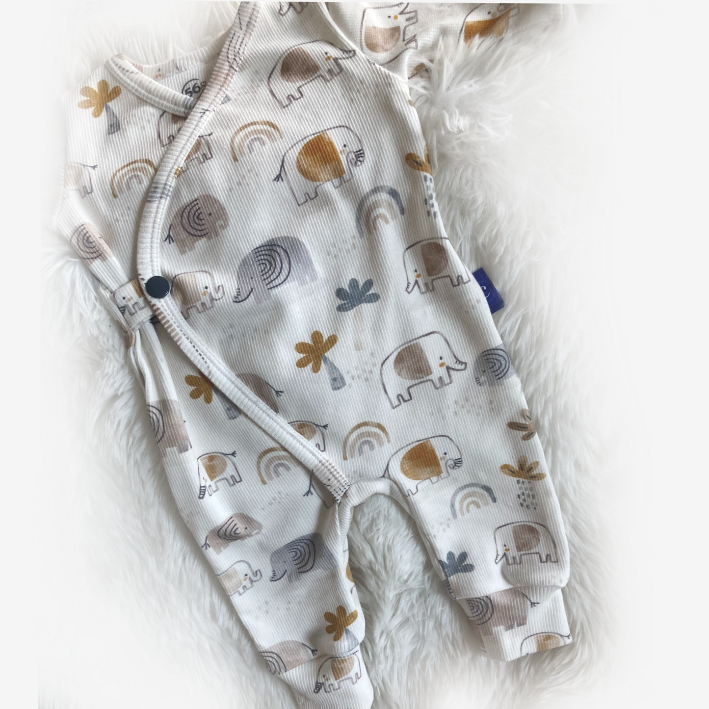 Schattig en praktisch baby jongen boxpakje – Gemaakt van zachte, ademende ribtricot. Ideaal als eerste outfit of kraamcadeau. Beschikbaar in verschillende maten.