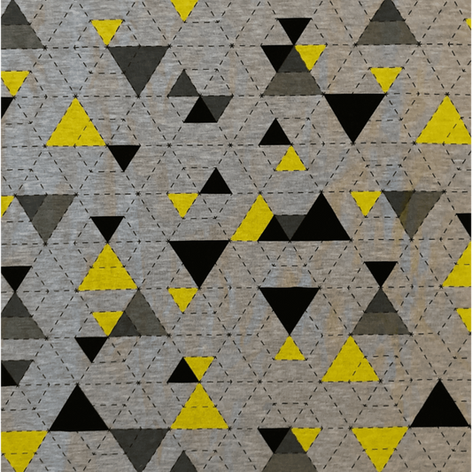 Cuteez Grijze tricot met zwarte en gele driehoeken op een grijze achtergrond.