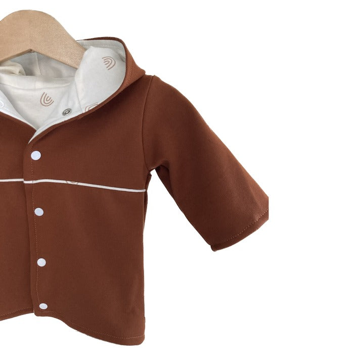 Jasje choco, bruin baby jasje met witte voering, drukknoopjes en capuchon. Handgemaakte duurzame babykleding.  