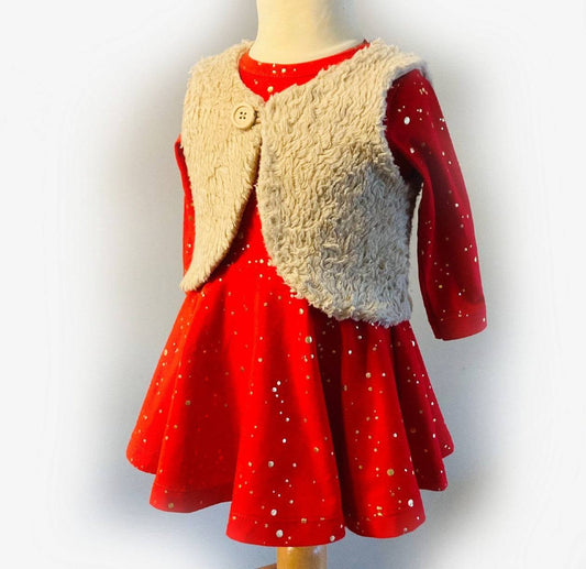 Rood kerstjurkje met gouden stippen en beige fleece gilet. Handgemaakt, kindermaten 62-140. Perfect voor winter en feestdagen.