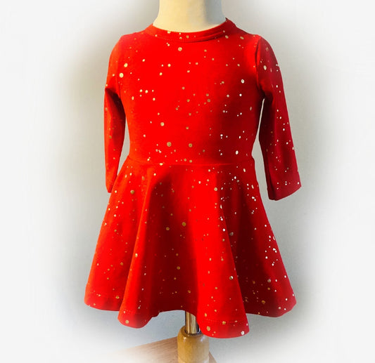 Rood kerstjurkje met lange mouwen en gouden stippen. Handgemaakt, verkrijgbaar in kindermaten 62-140. Stijlvol en comfortabel.