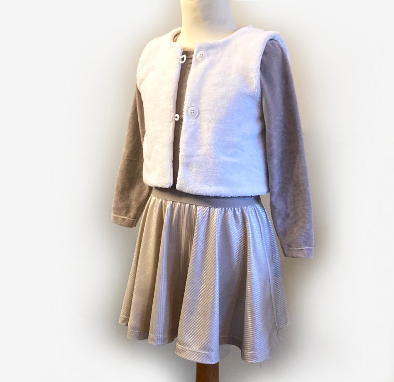 Feestelijk jurkje Lee-Ann met een witte, zachte gilet en een glanzende beige rok. Handgemaakte kinderkleding in maten 74-146.