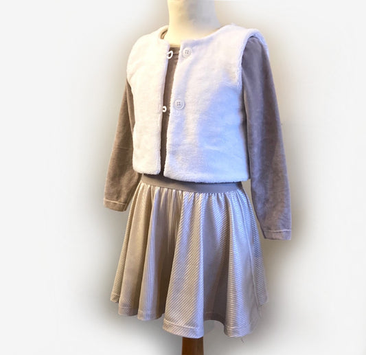 Feestelijk jurkje Lee-Ann met een witte, zachte gilet en een glanzende beige rok. Handgemaakte kinderkleding in maten 74-146.