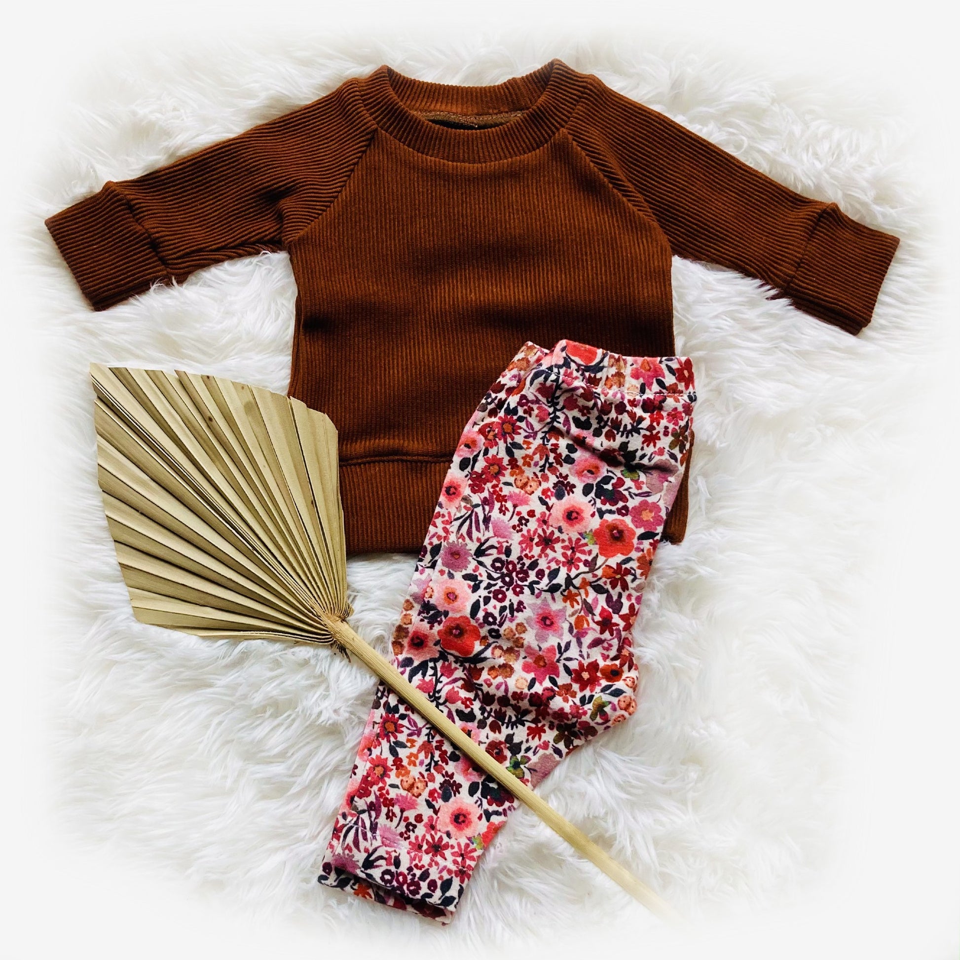 Legging Scarlett babymaat 50. Handgemaakte duurzame leuke meisjeskleding van webshop Cuteez. Op de foto gecombineerd met Trui Jip, een bruine ribstof raglan trui. 