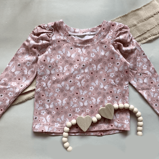 Een Cuteez Longsleeve Soft Pink met hartjes en bloemen erop. maat 50-74. Handgemaakte babykleding.