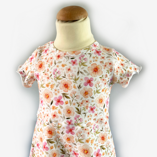 Handgemaakte offwhite zomerjurk voor meisje met perzikkleurige bloemen