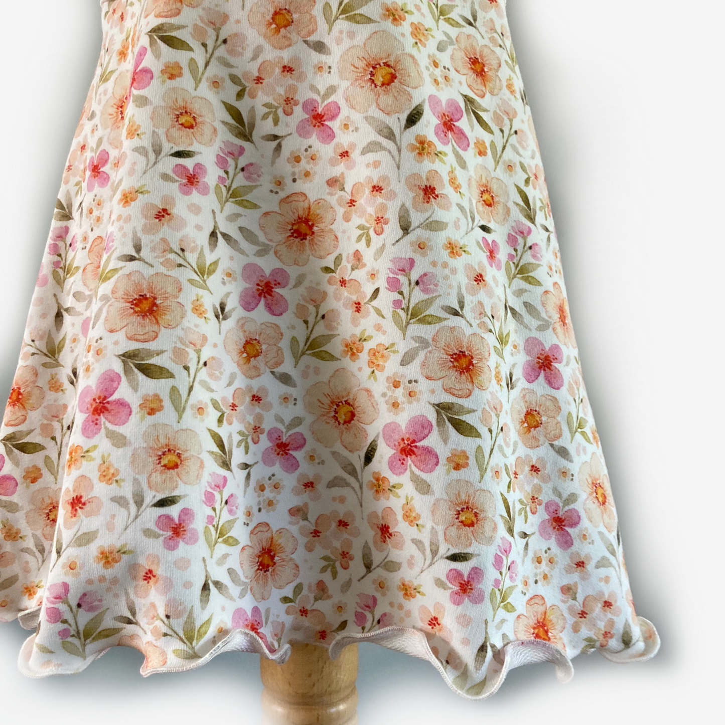 Zomeroutfit meisje: offwhite bloemenjurk van Cuteez