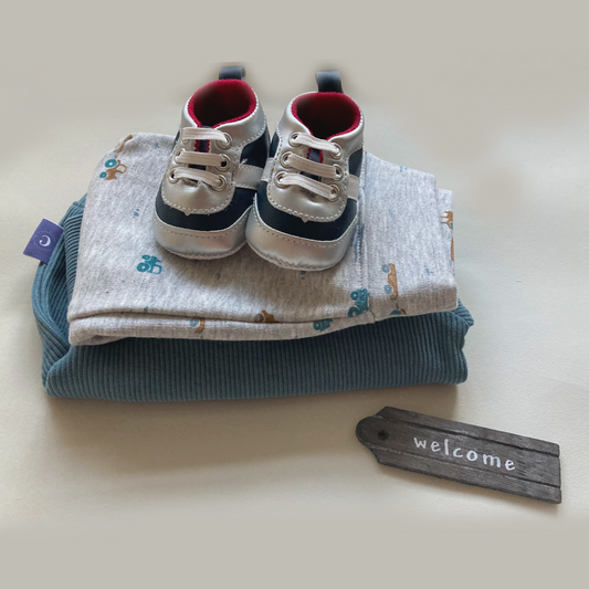 Flatlay 1 van Baby setje Trekker. Maat 56-62. Handgemaakte babykleding. Online - Handgemaakte kinderkleding; duurzame babykleding
