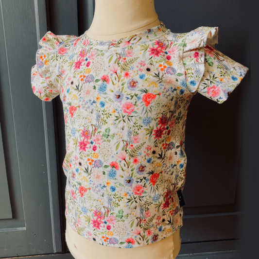 Gebloemd tshirt, behorend bij ons baby setje Sunflower! Schattig tweedelig setje met okergeel rokje een gebloemd ruffle tshirt. Maat 74. Handgemaakte baby- en kinderkleding in onze kinderkleding webshop Cuteez. Voor duurzame kinderkleding online.