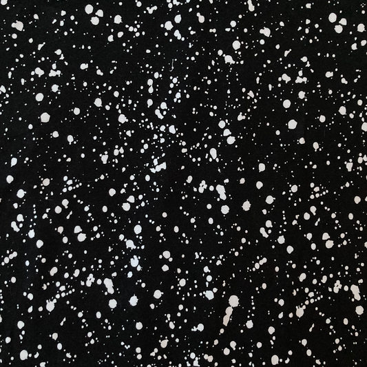 Een Cuteez zwarte stof met witte spetters erop.