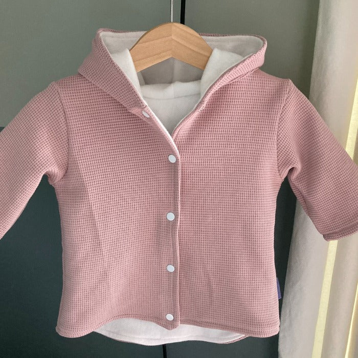 Sfeerfoto van Baby jasje Soft Pink. Maat 56. Handgemaakte babykleding. Online - Handgemaakte kinderkleding; duurzame babykleding