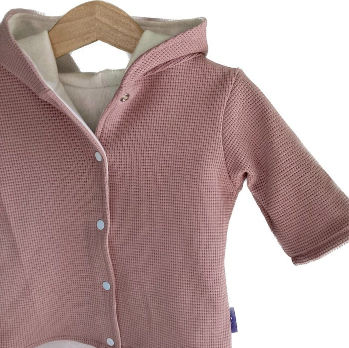 Close up van Baby jasje Soft Pink. Maat 56. Handgemaakte babykleding. Online - Handgemaakte kinderkleding; duurzame babykleding