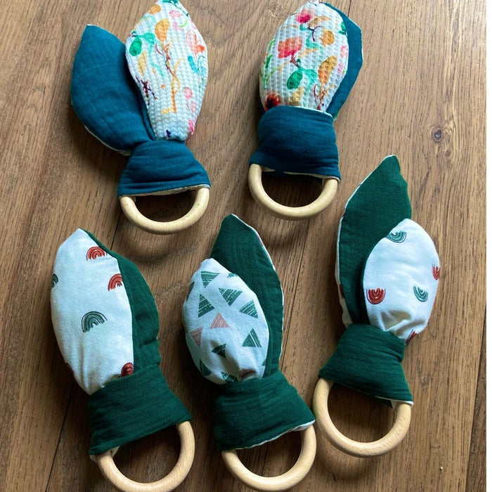 Buy Baby speeltje bijtring konijnenoren - diverse kleuren en printjes. . Maat 50-80. Handgemaakte babykleding. Online - Handgemaakte kinderkleding; duurzame babykleding - blauw groene versie