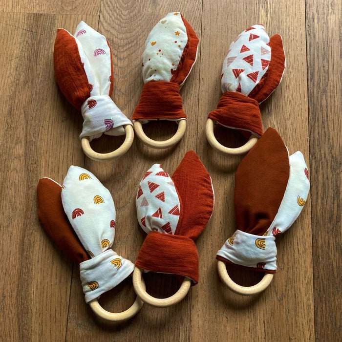 Buy Baby speeltje bijtring konijnenoren - diverse kleuren en printjes. . Maat 50-80. Handgemaakte babykleding. Online - Handgemaakte kinderkleding; duurzame babykleding - roodbruine versie