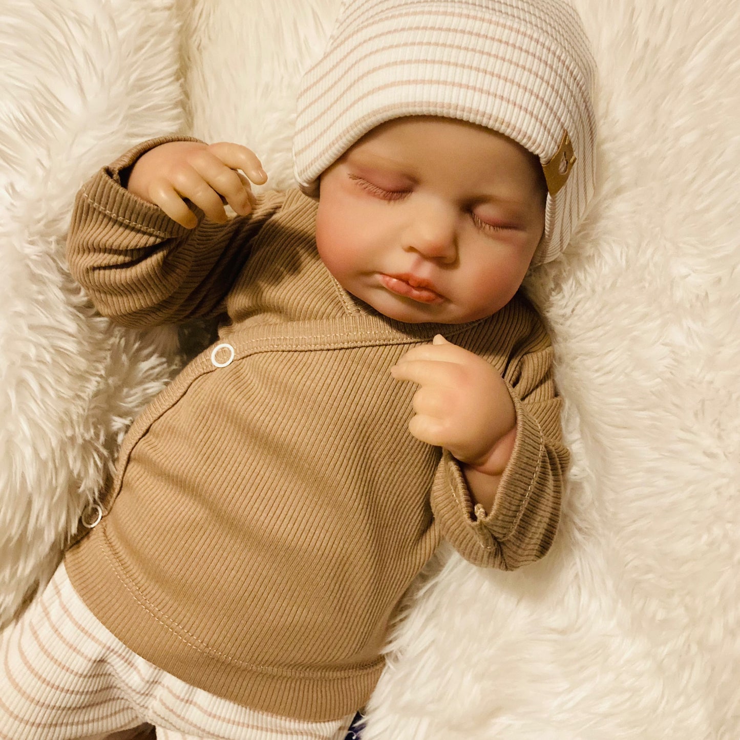 Baby setje Seth. Rib taupe overslagtruitje en mutsje/broekje zand streep. Zachte neutrale duurzame babykleding van webshop Cuteez. 