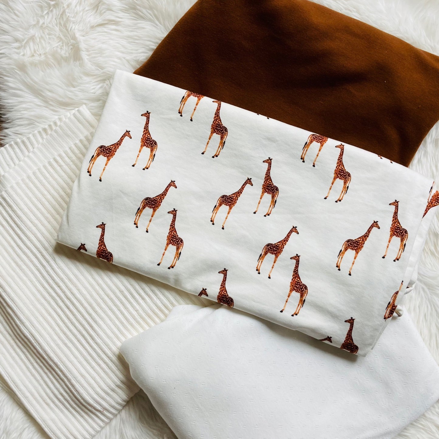 Tricot Giraffe. Tricot in offwhite-/bruintinten voor handgemaakte baby- en kinderkleding.