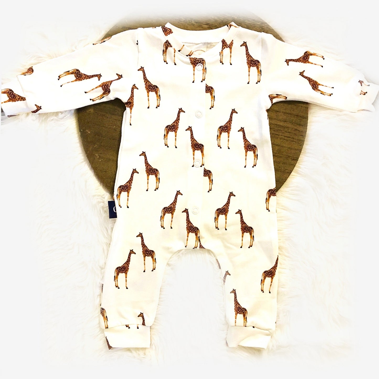 Jersey-Giraffe. Trikot in gebrochenen Weiß-/Brauntönen für handgefertigte Baby- und Kinderkleidung.