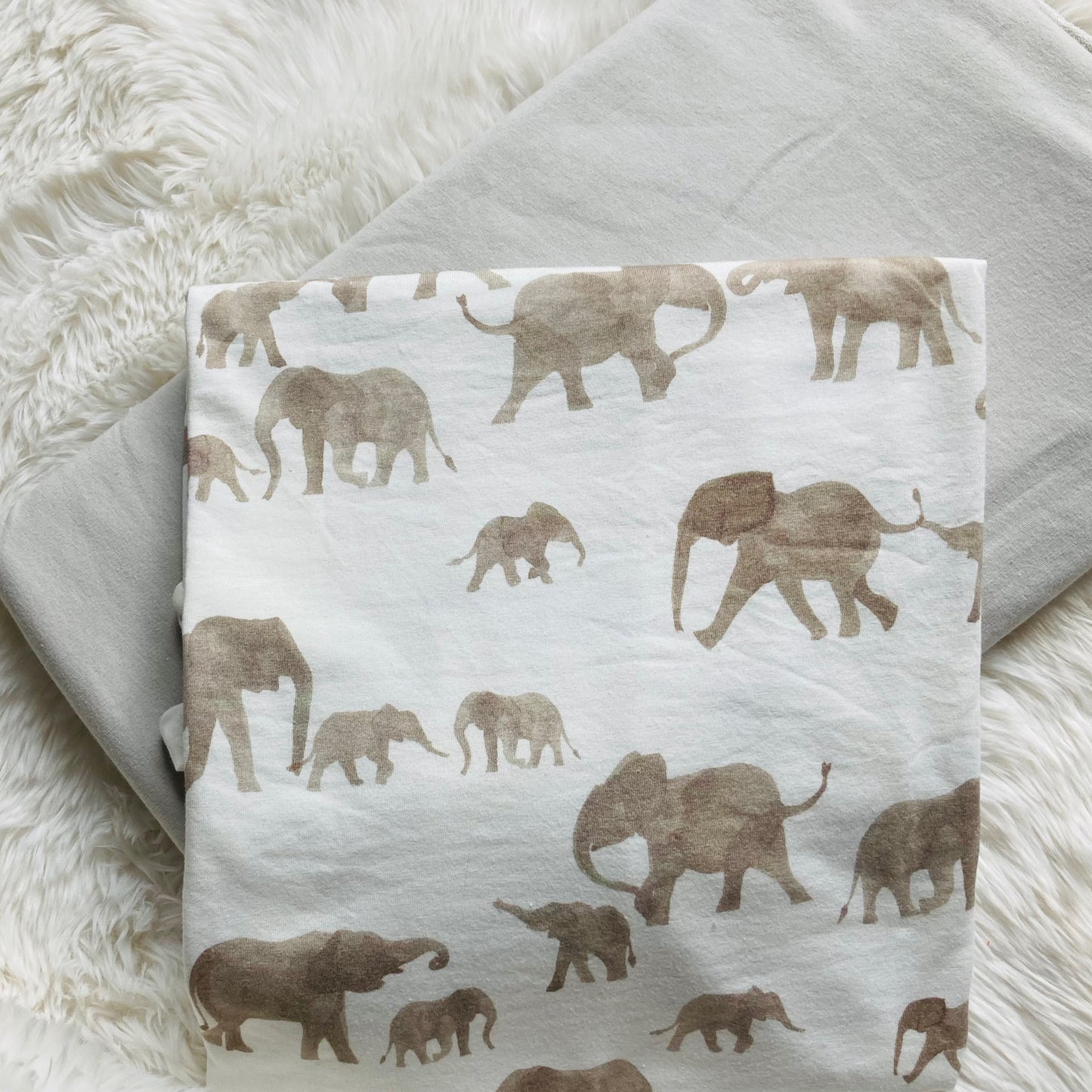 Tricot Elephants. Offwhite zand tricot voor handgemaakte baby- en kinderkleding.