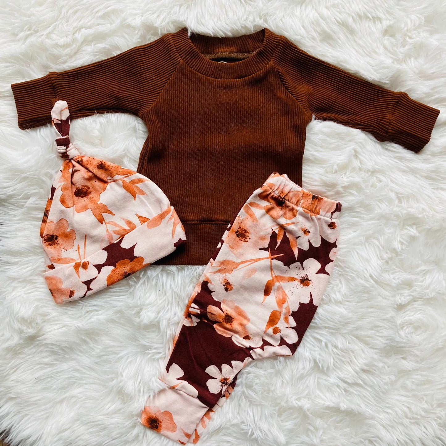 Driedelige baby meisjes kledingset gebloemd broekje en mutsje Ruby met bruin ribstof truitje. Handgemaakte babykleding van kinderkleding webshop Cuteez