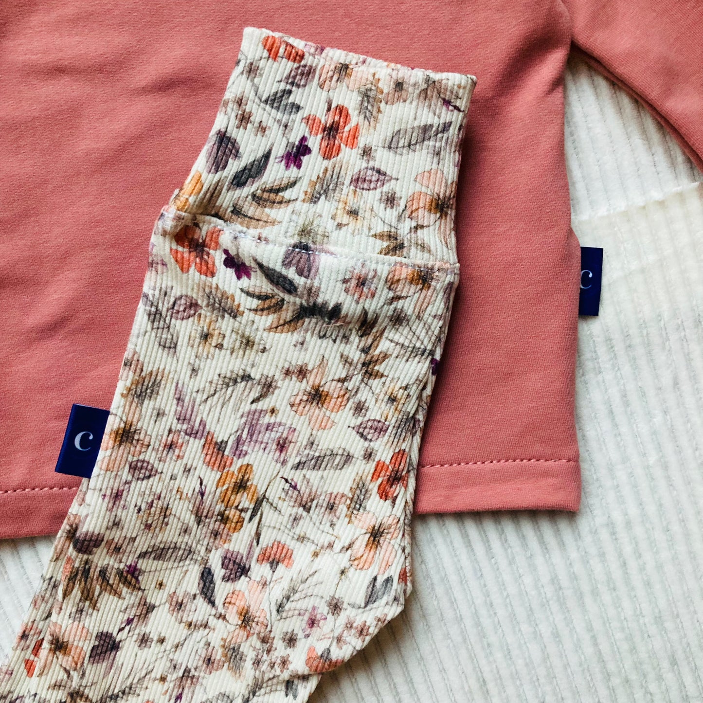 Flare broek Flowers purple. Maat 50-134. Handgemaakte kinderkleding.