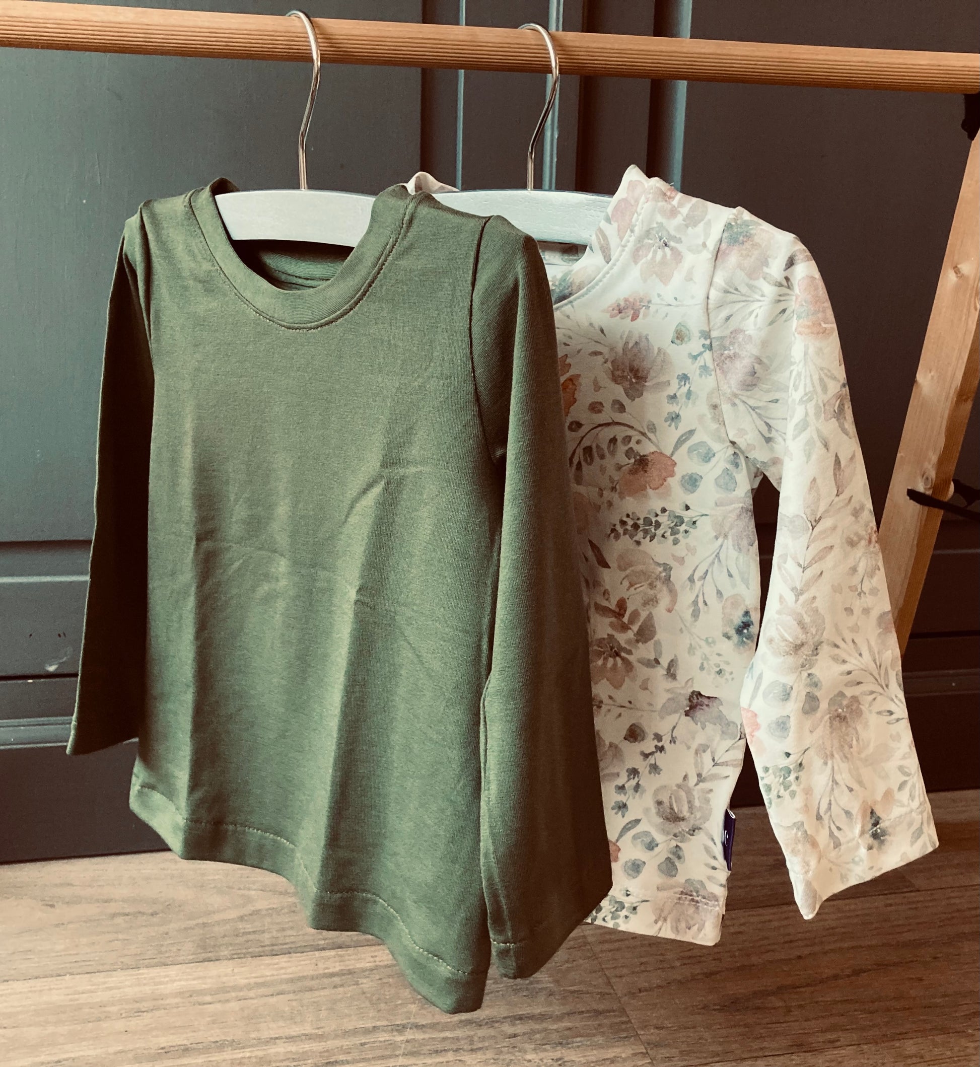 handgemaakte baby- en kinderkleding, verschillende mooie longsleeves zoals de effen mosgroene of de gebloemde longsleeve, beschikbaar in maat 50-152. Onderdeel van de collectie duurzame kinderkleding online van kinderkleding webshop Cuteez.