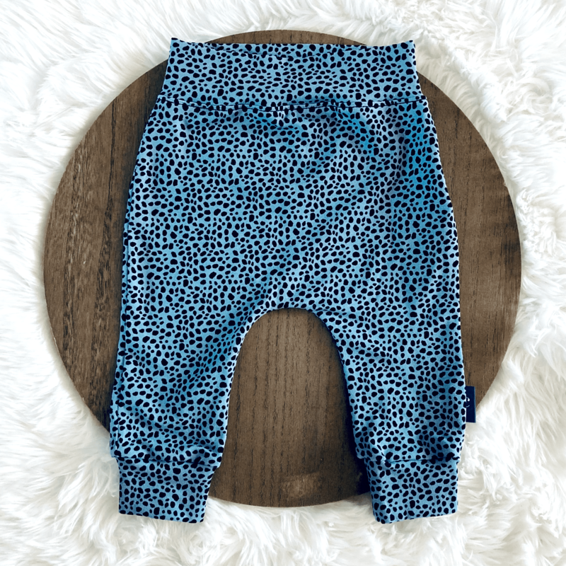 Hier is ons schattige zwart gestippelde broekje, onderdeel van onze Tweedelig jongens babyset Blue. Gemaakt van duurzame materialen en verkrijgbaar op Cuteez, waar we trots zijn op onze handgemaakte babykleding