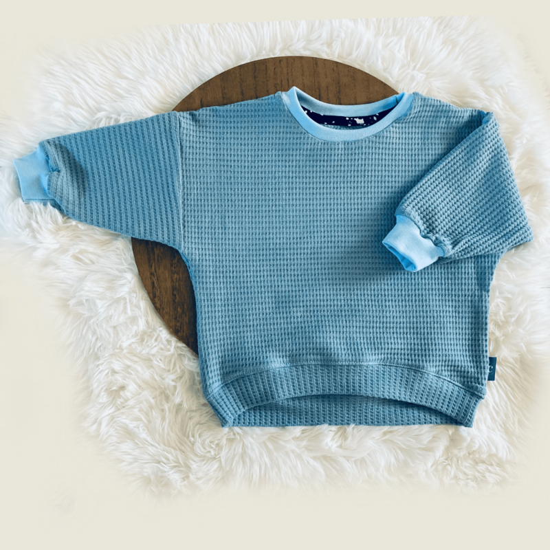 Het losse truitje van ons Tweedelig jongens babyset Black&Blue bij Cuteez. Met de hand gemaakt en gemaakt om comfort te bieden zonder stijl op te offeren. Duurzame babykleding van topkwaliteit