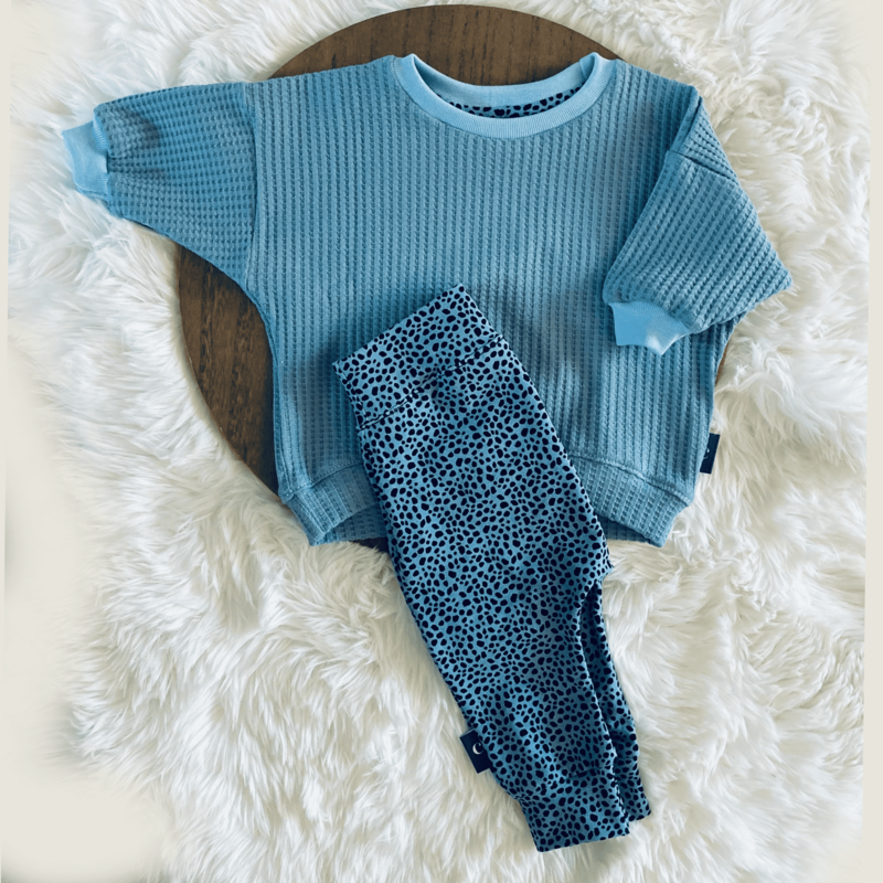 Bekijk onze complete Tweedelig jongens babyset Blue, bestaande uit een oversized sweater en een zwart gestippeld broekje. Dit is het bewijs van onze toewijding aan handgemaakte babykleding en duurzame babykleding, beschikbaar in maat 50-92 op Cuteez