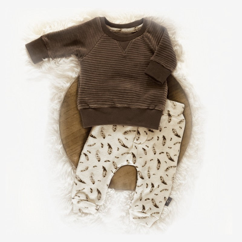 Babybroekje Feather unisex handgemaakt duurzaam webshop Cuteez, gecombineerd met bruine raglan trui