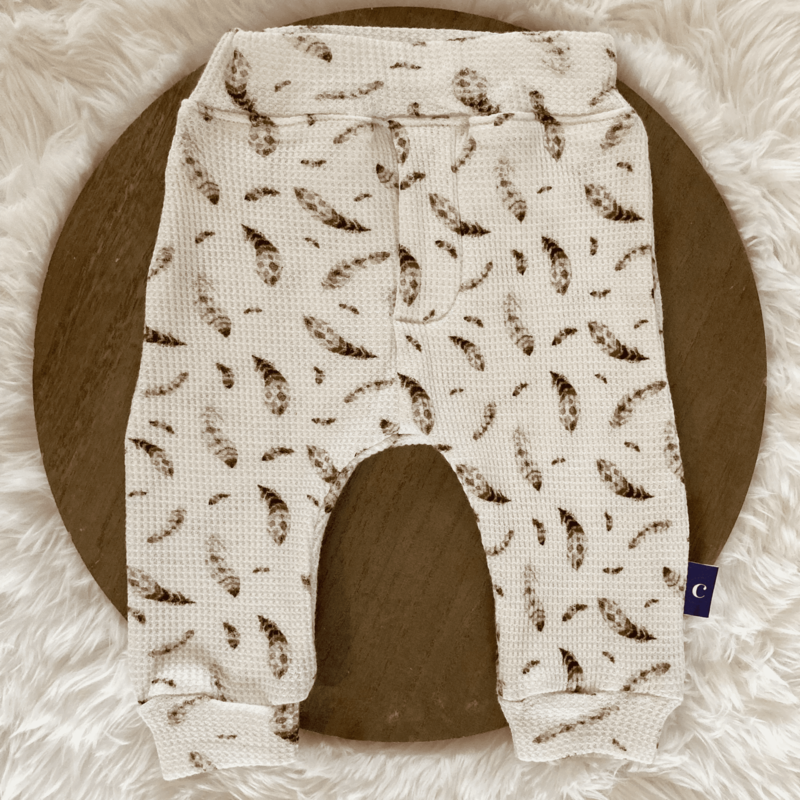 Duurzame babyset Feather in maat 44-92 van Cuteez: Ribstof truitje en veertjespatroon broekje in bruin en offwhite