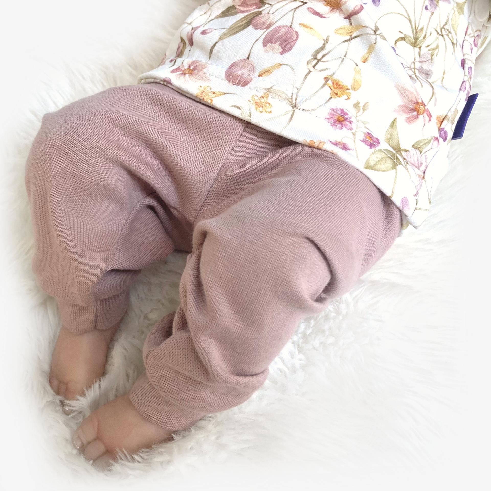 detail broekje van schattige babyset meisje gebloemd mauve prematuur newborn