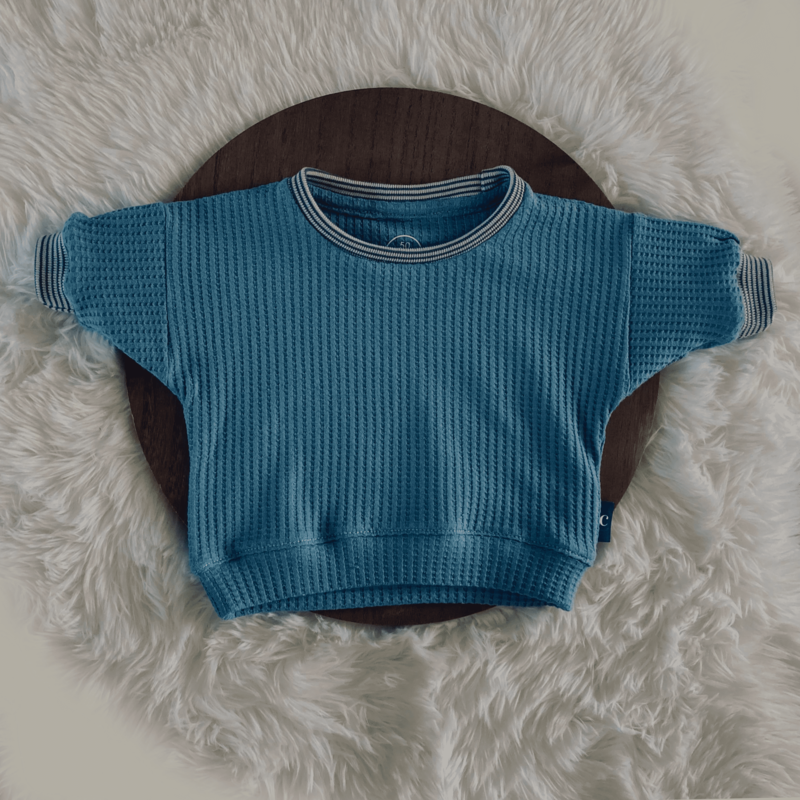 Bekijk het prachtige handgemaakte truitje van onze jongens babyset Stoerr. Duurzame babykleding met stijl, beschikbaar op Cuteez