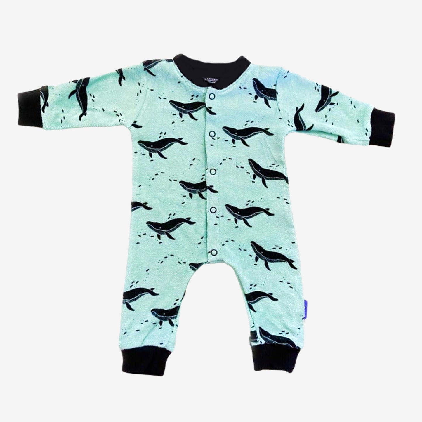 Flatlay van Baby boxpakje Whale. Maat 56. Handgemaakte babykleding. Online - Handgemaakte kinderkleding; duurzame babykleding