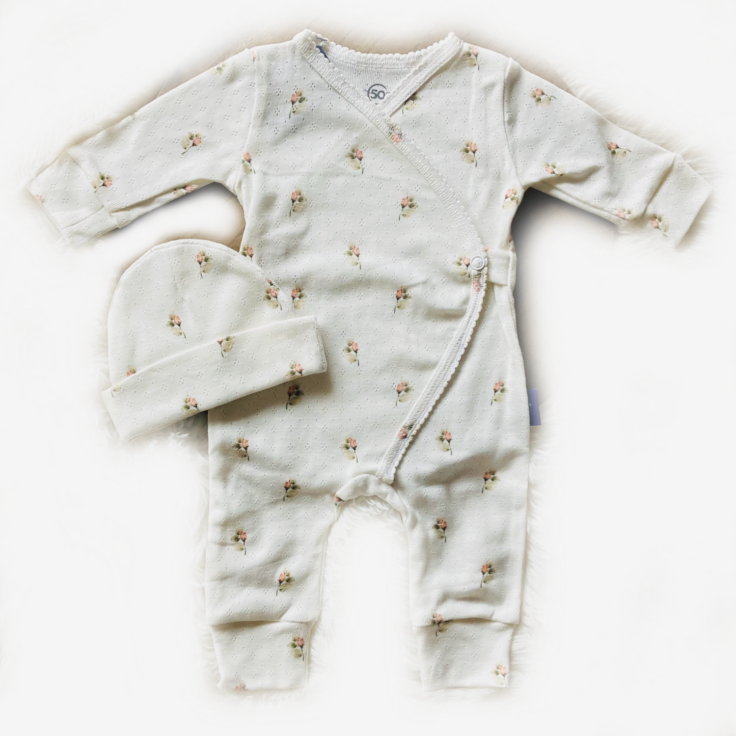 Handgemaakt ajour baby boxpakje met rood/roze roosjes – duurzame offwhite babykleding Cuteez.