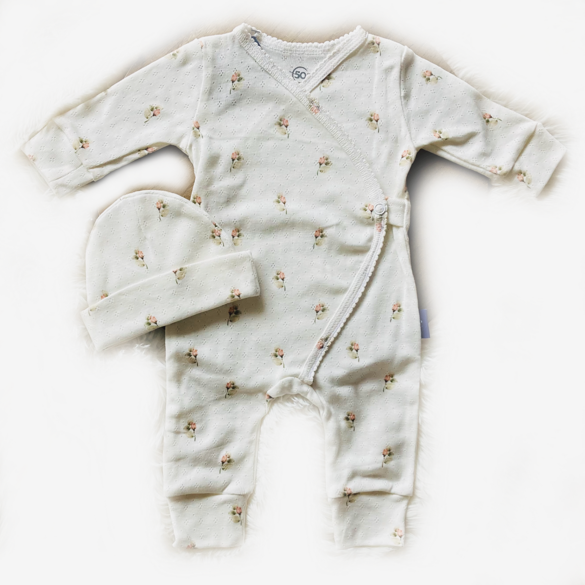 Handgemaakt ajour baby boxpakje met rood/roze roosjes – duurzame offwhite babykleding Cuteez.