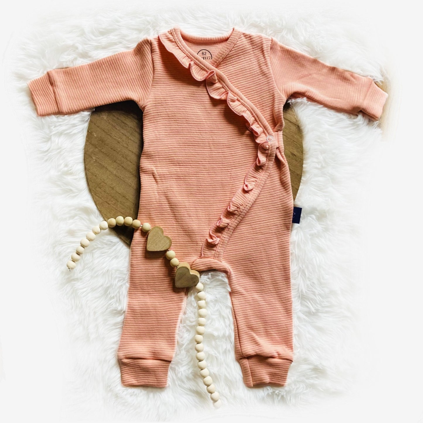 Heerlijke perzikkleurige overslagromper boxpakje babypakje meisje ruffle. Handgemaakte babykleding van webshop Cuteez. 