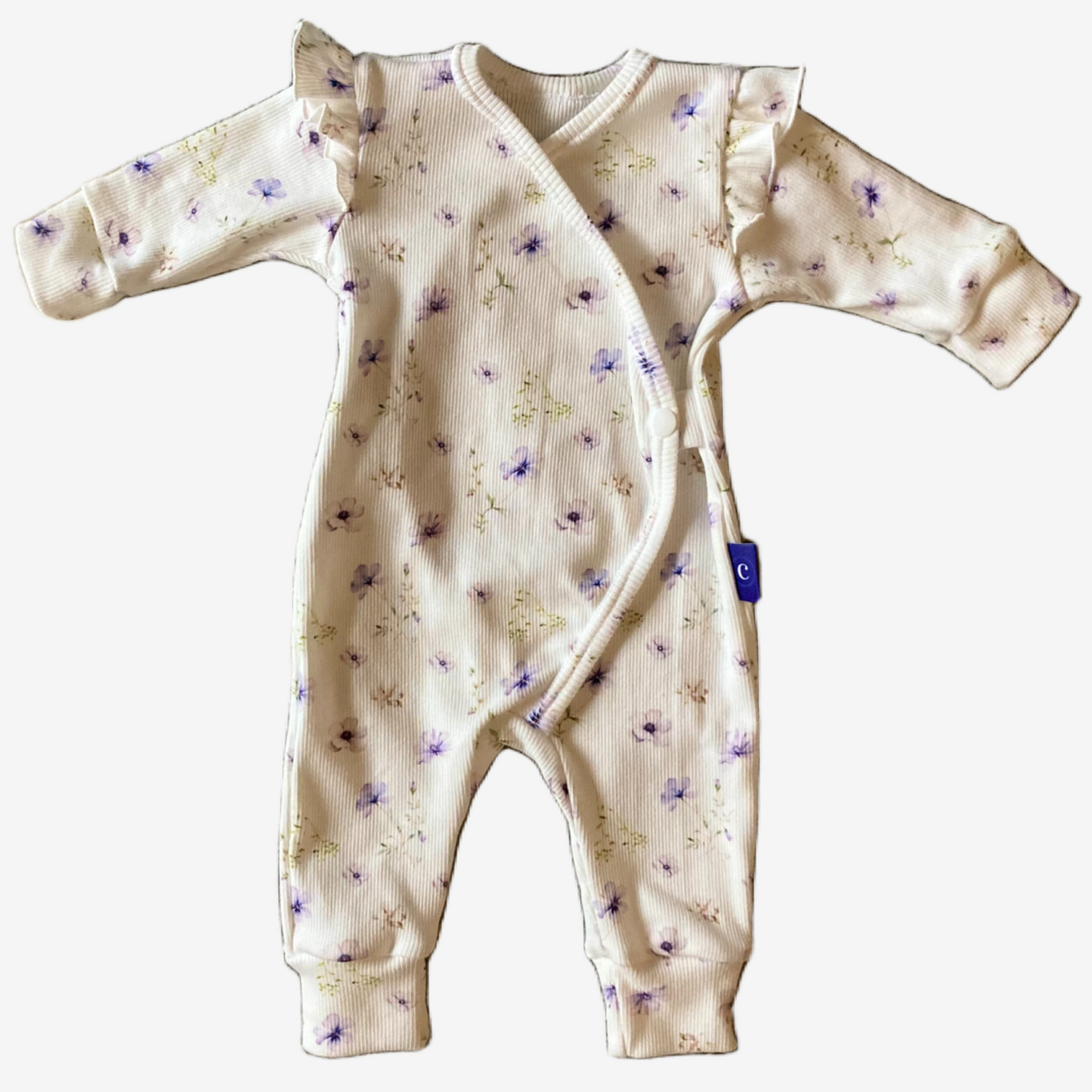 Offwhite ribstof boxpakje met blauw-paarse bloemetjes en schouderruffles uit de Cuteez collectie.
