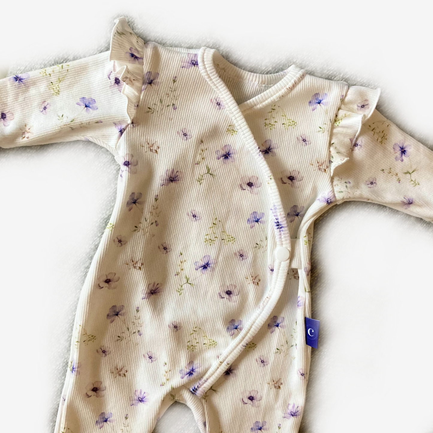 Boxpakje van zachte katoenrib met bloemenprint en ruffles, handgemaakt babykledingitem in maat 44-68.