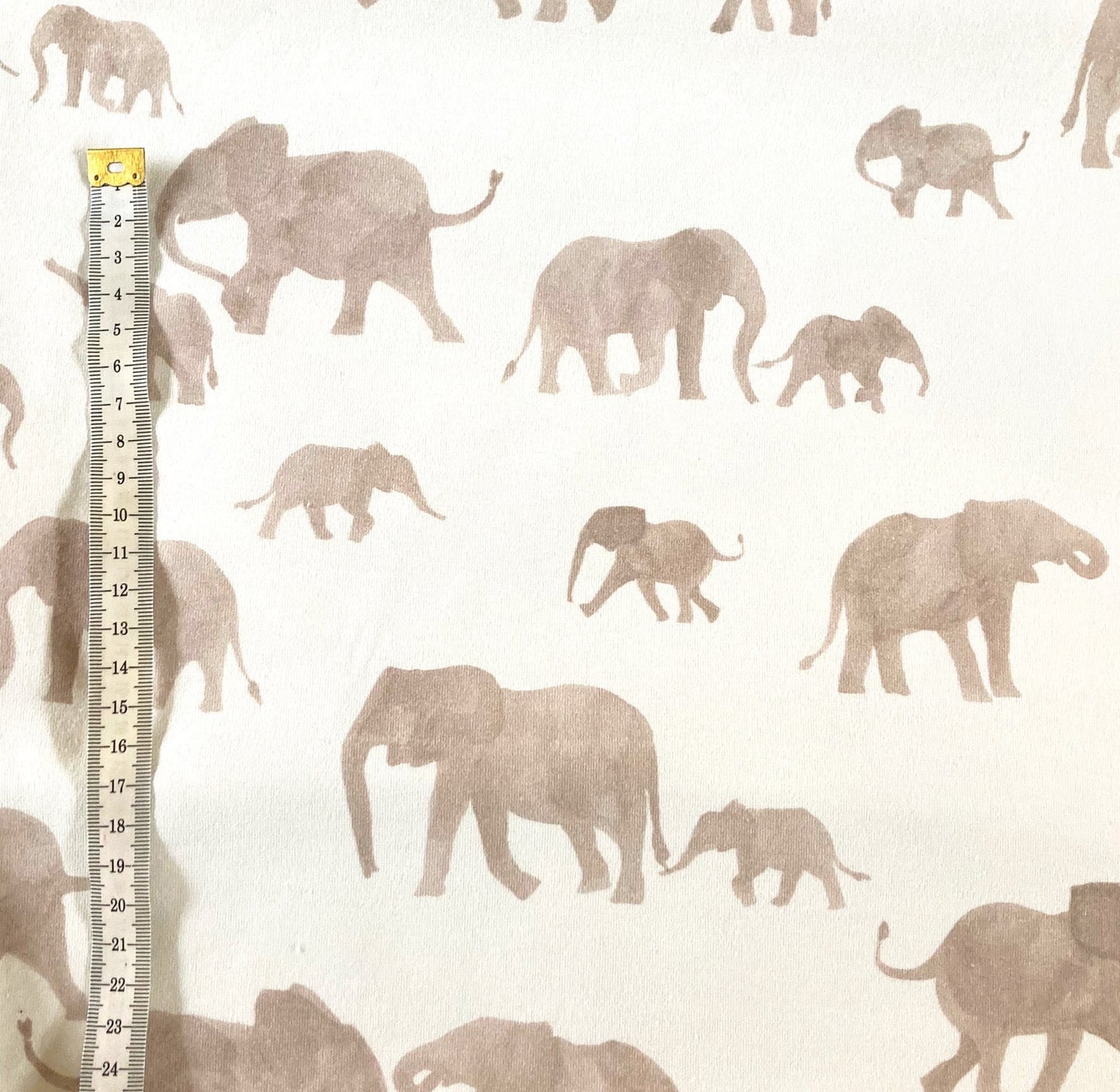 Tricot Elephants. Offwhite zand tricot voor handgemaakte baby- en kinderkleding.